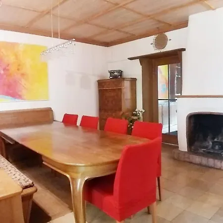 בית נופש Swiss Art & Vine Pop-up House ביאל